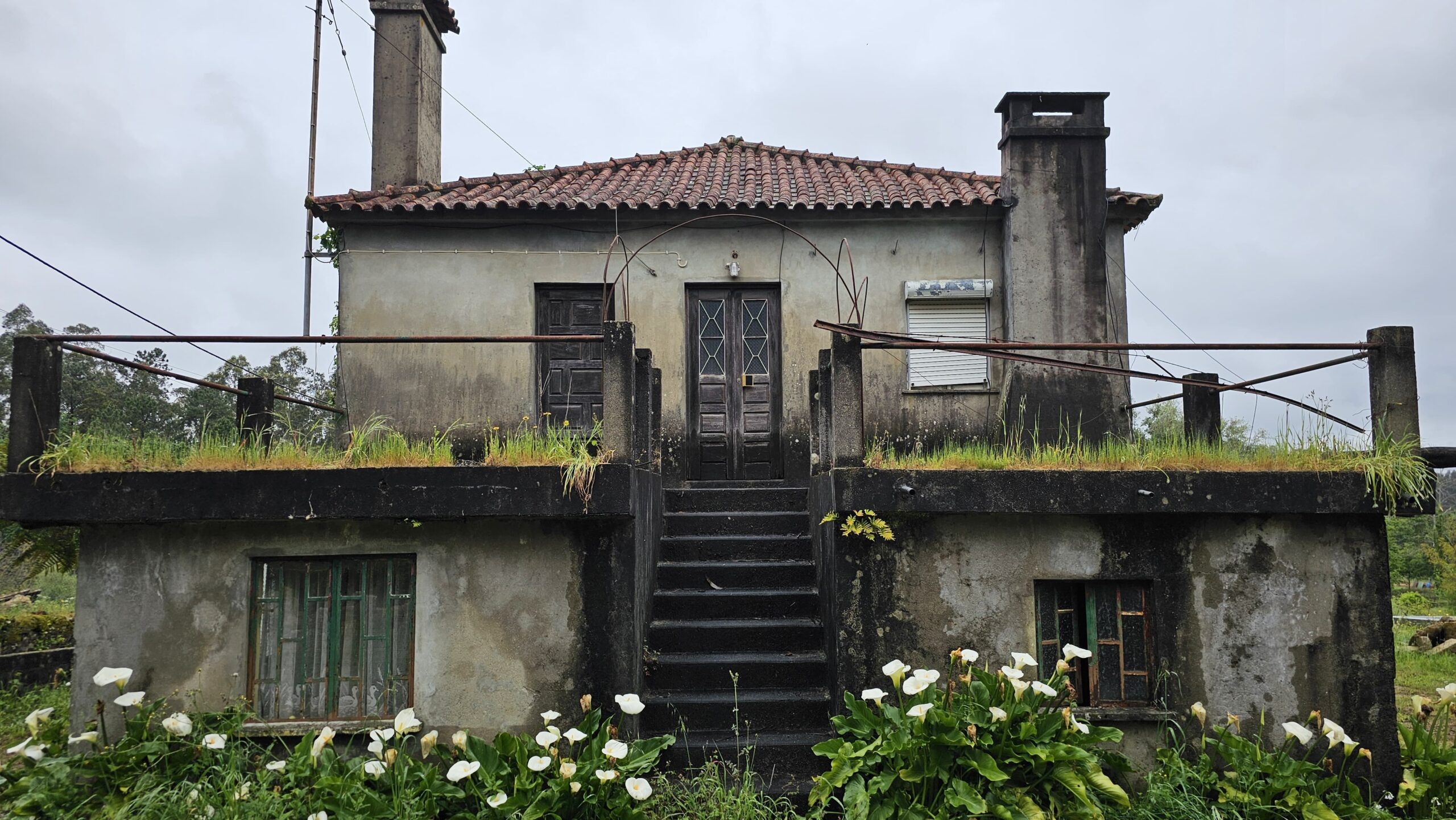 Fachada principal da Casa do Freixo antes da recuperação
