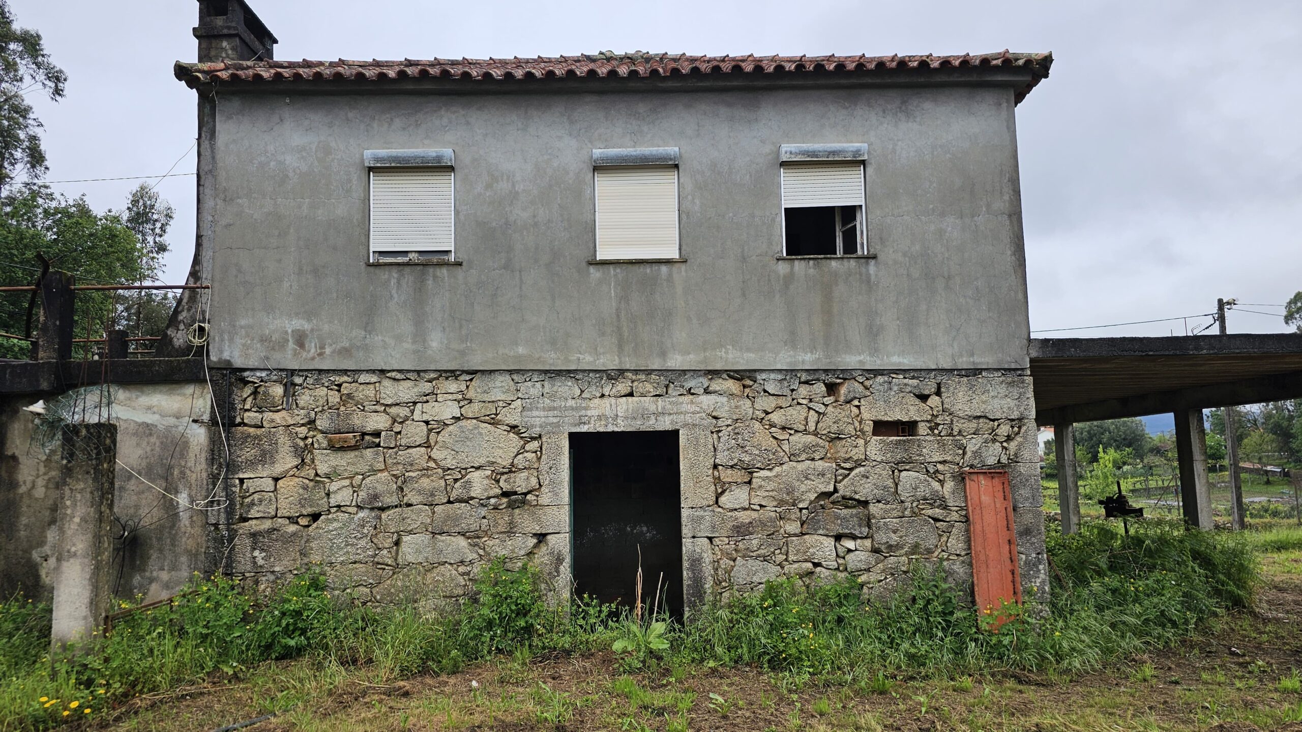 Fachada em pedra da Casa do Freixo